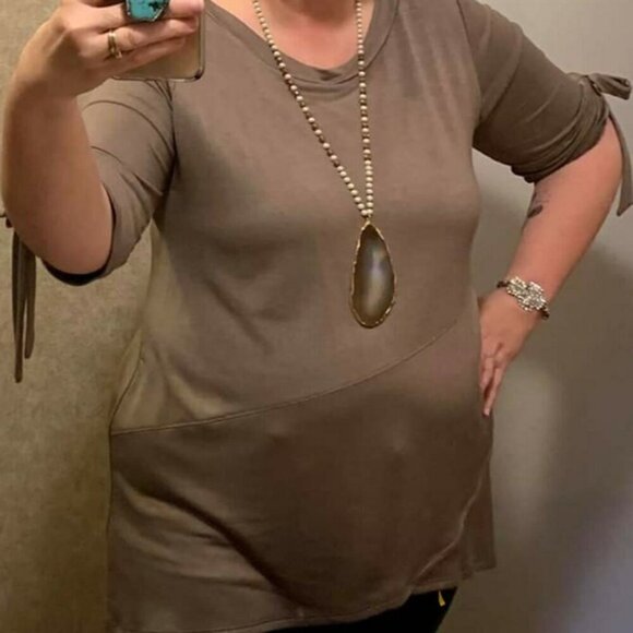 MOA COLLECTION CURVY TUNIC TOP WITH BOW DETAIL Taupe sofrt 2x boutique - Picture 4 of 10